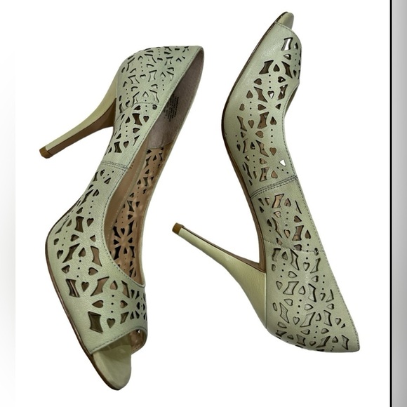 Enzo Angiolini Megastar Mid Heel Pumps Mint Green‎ Laser Cut 7M - Picture 1 of 5
